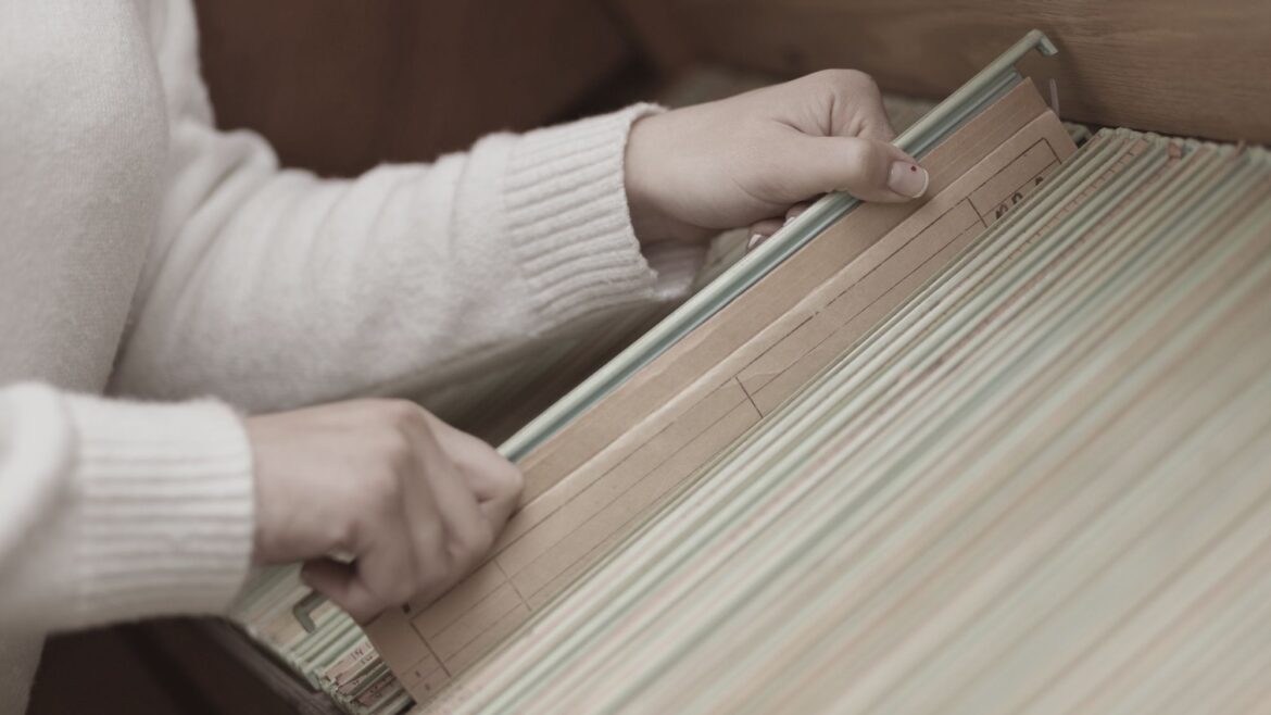 O contrato de gaveta ocorre entre o vendedor, que na maior parte dos casos, realizou um financiamento com o banco e o comprador, que adquire o imóvel financiado.