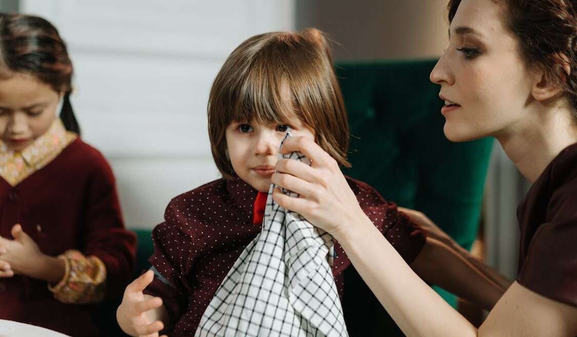 Guarda compartilhada - mae cuidando de filha representando convivencia familiar apos separacao