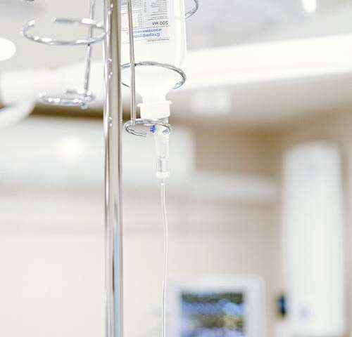 Equipamento de infusao intravenosa utilizado em tratamento de imunoterapia oncologica no SUS