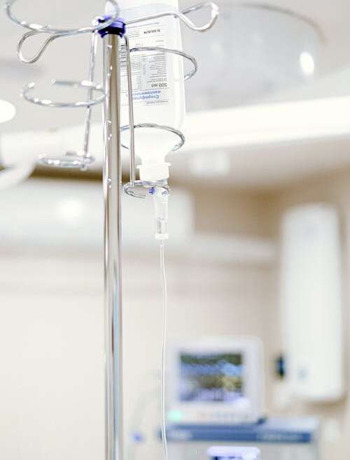 Equipamento de infusao intravenosa utilizado em tratamento de imunoterapia oncologica no SUS