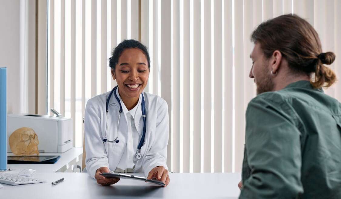 Consumidor analisando reajuste abusivo de plano de saúde e seus direitos