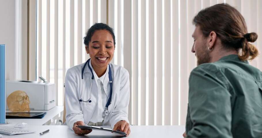 Consumidor analisando reajuste abusivo de plano de saúde e seus direitos