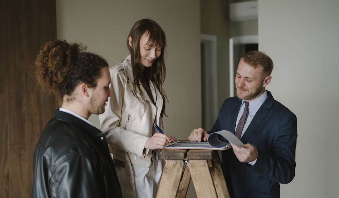 Casal analisando documentos para regularizacao de imovel por usucapiao extrajudicial em cartorio