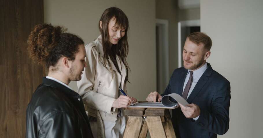 Casal analisando documentos para regularizacao de imovel por usucapiao extrajudicial em cartorio