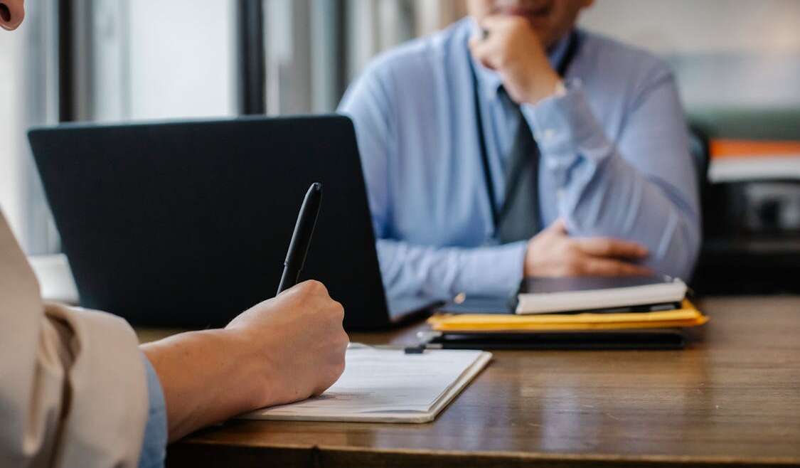 Documentos de inventário e planejamento sucessório representando o direito do cônjuge à herança