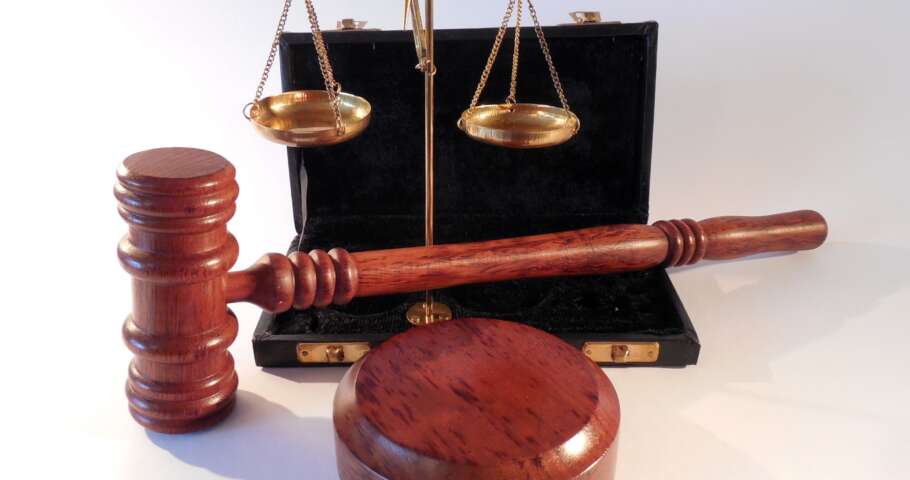 Martelo de juiz e balança da justiça representando o direito potestativo ao divórcio