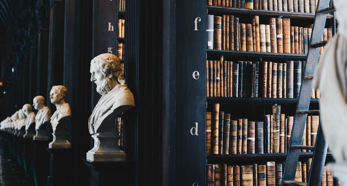 Martelo de juiz e livros jurídicos representando tutela de urgência para tratamento de câncer