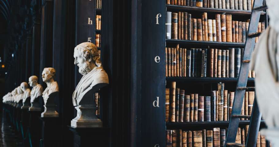 Martelo de juiz e livros jurídicos representando tutela de urgência para tratamento de câncer