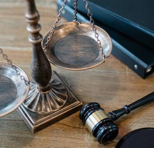 Documentos jurídicos sobre mesa representando a partilha de bens no divórcio