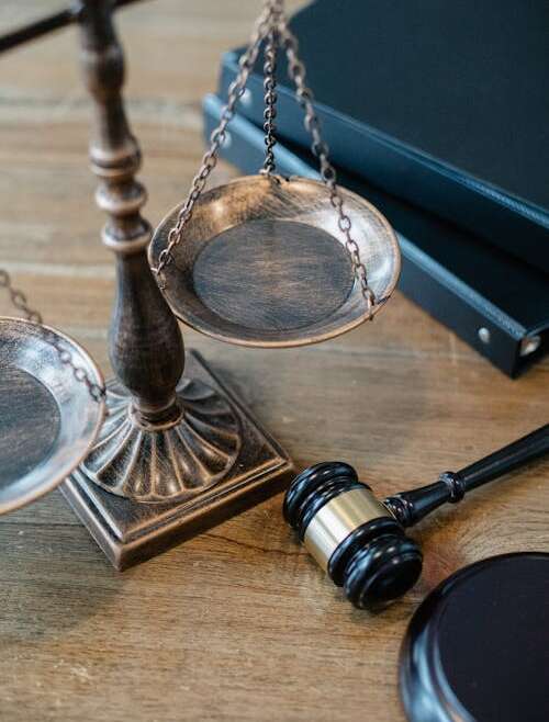 Documentos jurídicos sobre mesa representando a partilha de bens no divórcio