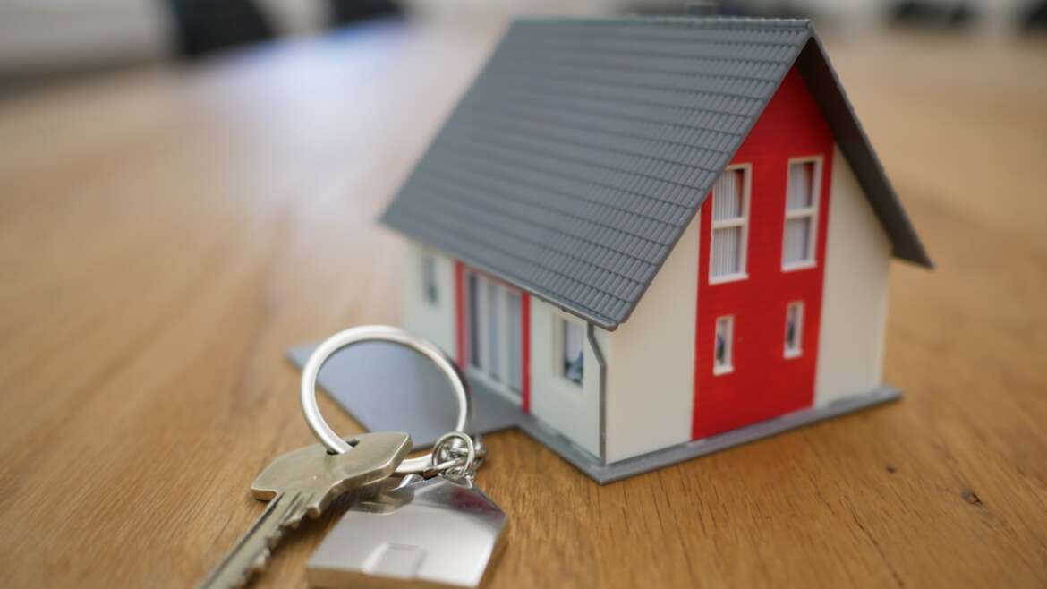 Contrato imobiliário e chave de imóvel sobre mesa, simbolizando comissão de corretagem e artigo 725 do Código Civil