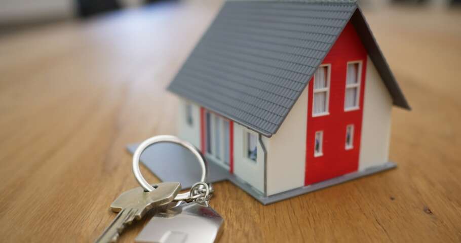 Contrato imobiliário e chave de imóvel sobre mesa, simbolizando comissão de corretagem e artigo 725 do Código Civil