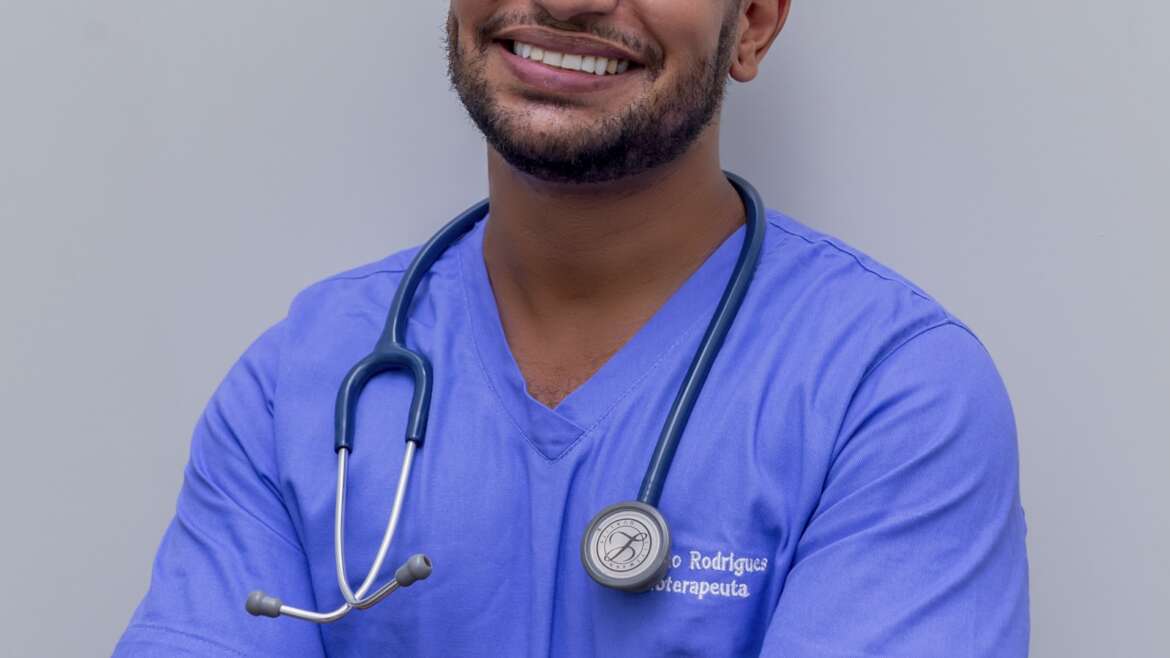 Médico e paciente analisam plano terapêutico em discussão sobre plano de saúde