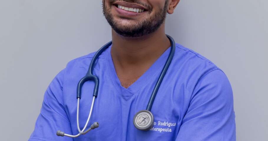 Médico e paciente analisam plano terapêutico em discussão sobre plano de saúde
