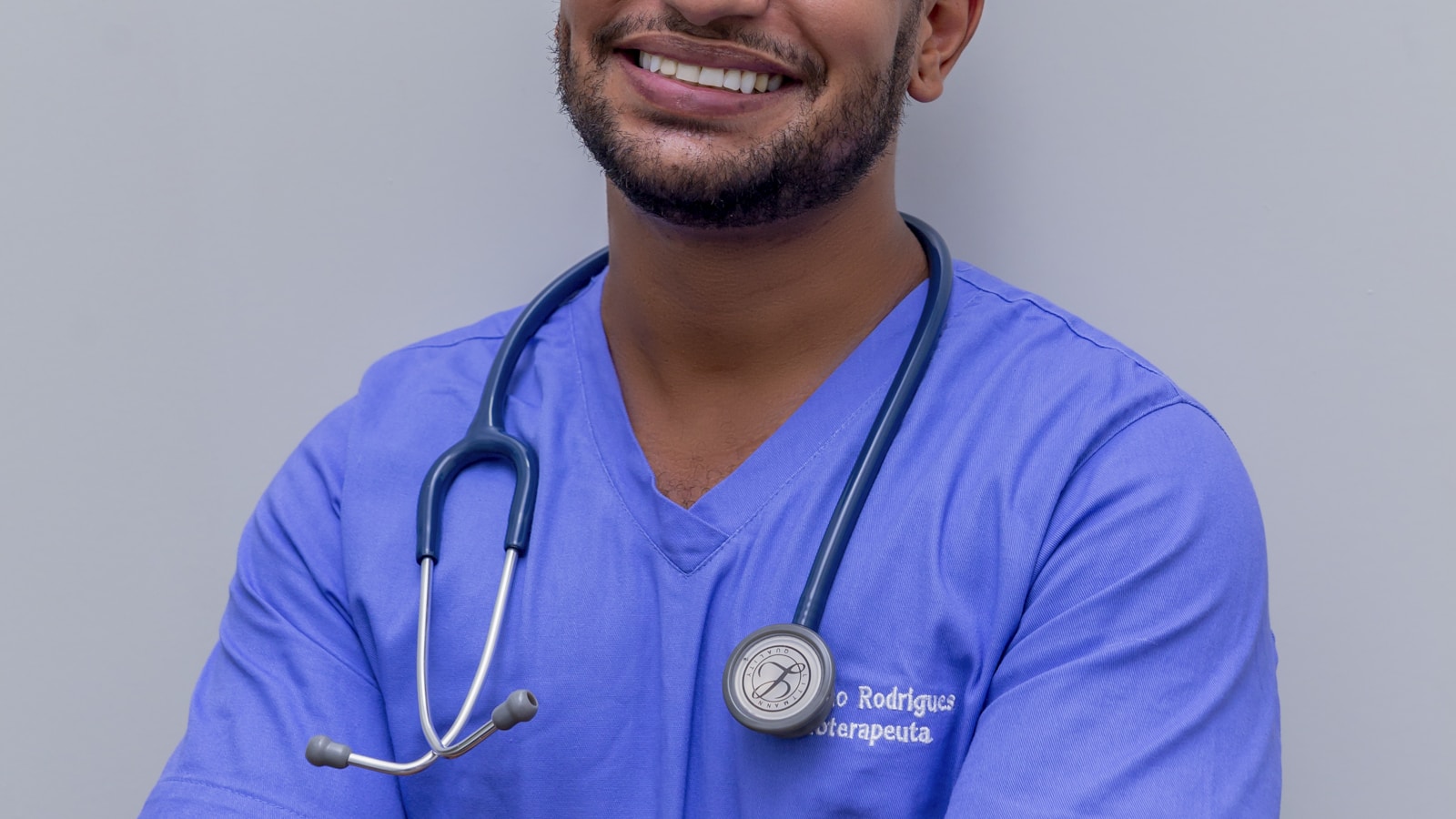 Médico e paciente analisam plano terapêutico em discussão sobre plano de saúde