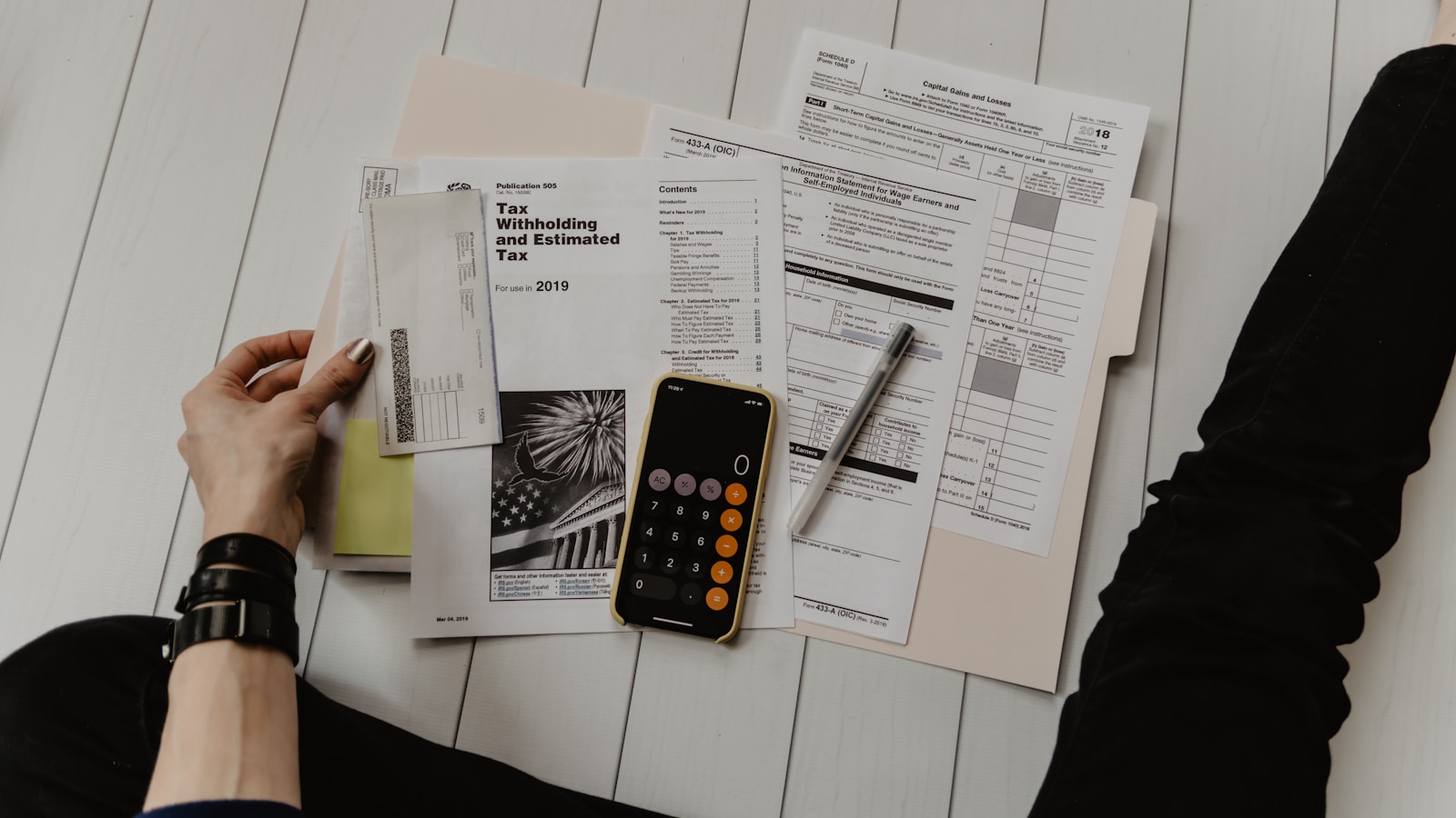 Documentos societários, balanço empresarial e calculadora sobre mesa, simbolizando quotas sociais e holdings familiares no inventário
