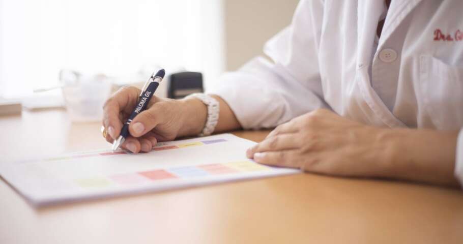 Médica organiza documentos clínicos em consultório