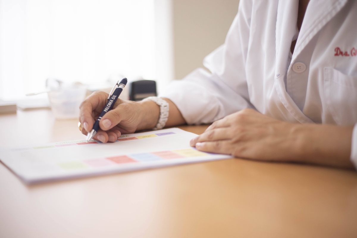 Médica organiza documentos clínicos em consultório