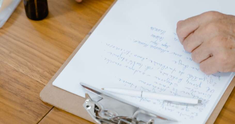 Médico revisa documentação clínica de solicitação de exame