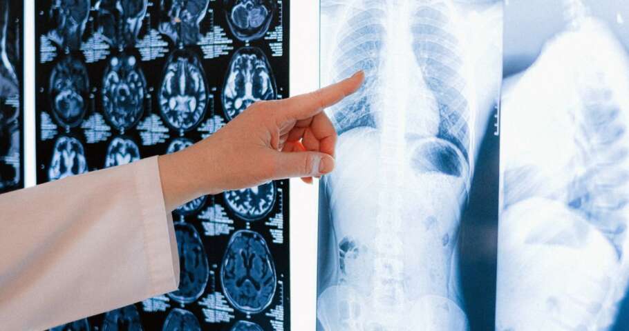 Médico analisa exames de imagem em ambiente clínico