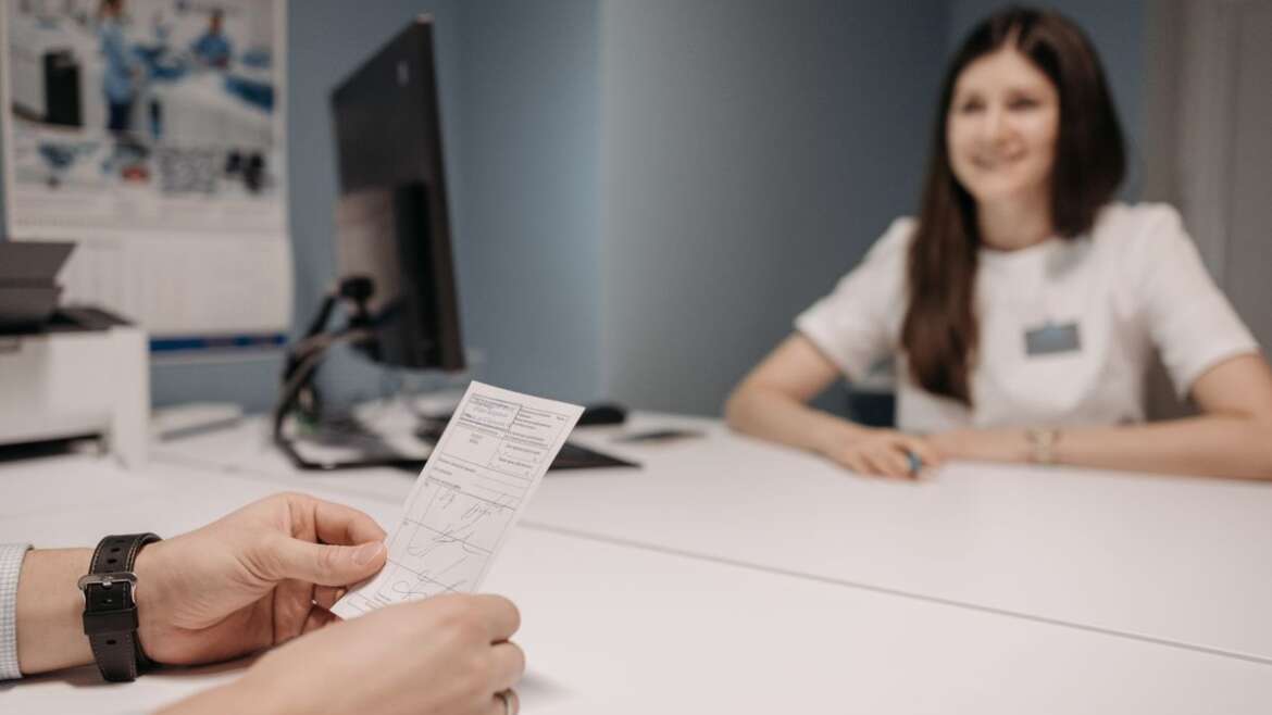 Médica analisa prescrição médica durante consulta