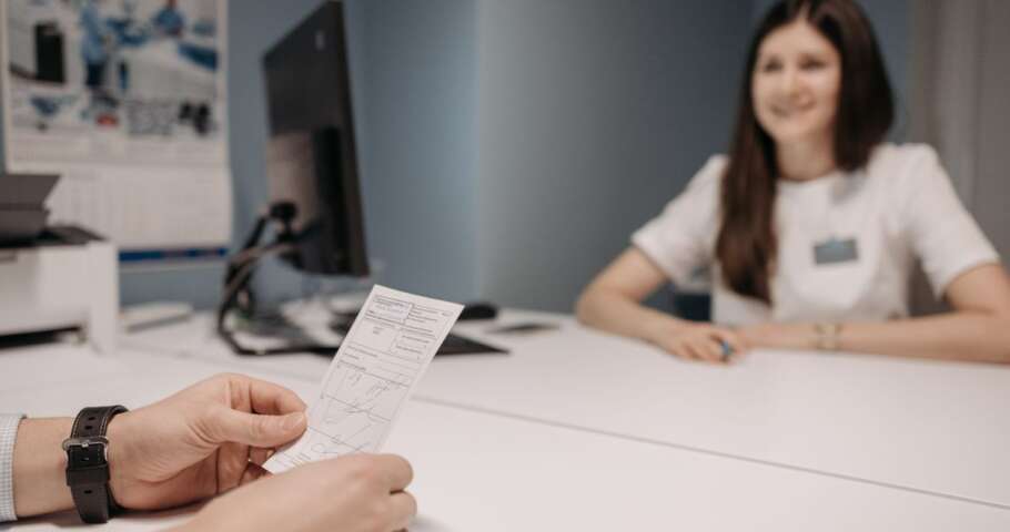 Médica analisa prescrição médica durante consulta