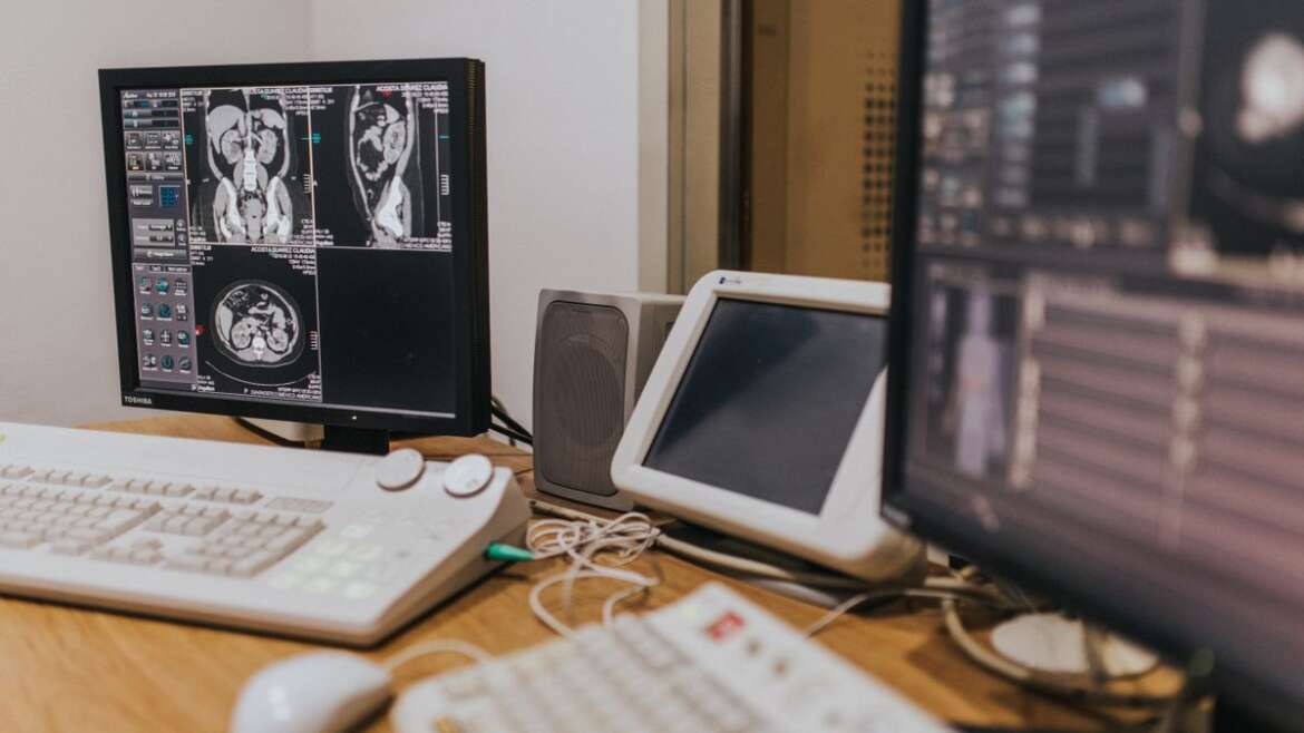 Estação de imagens médicas com exames exibidos em telas