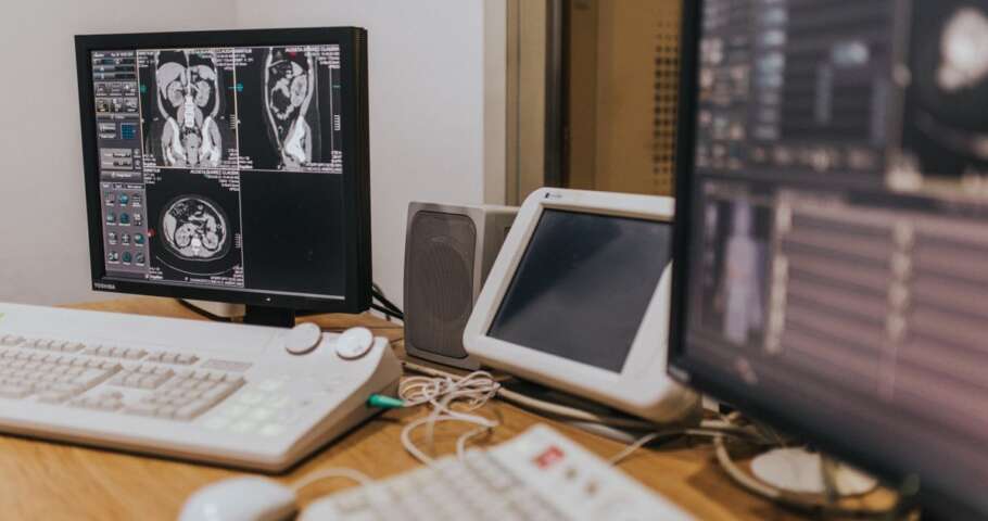 Estação de imagens médicas com exames exibidos em telas