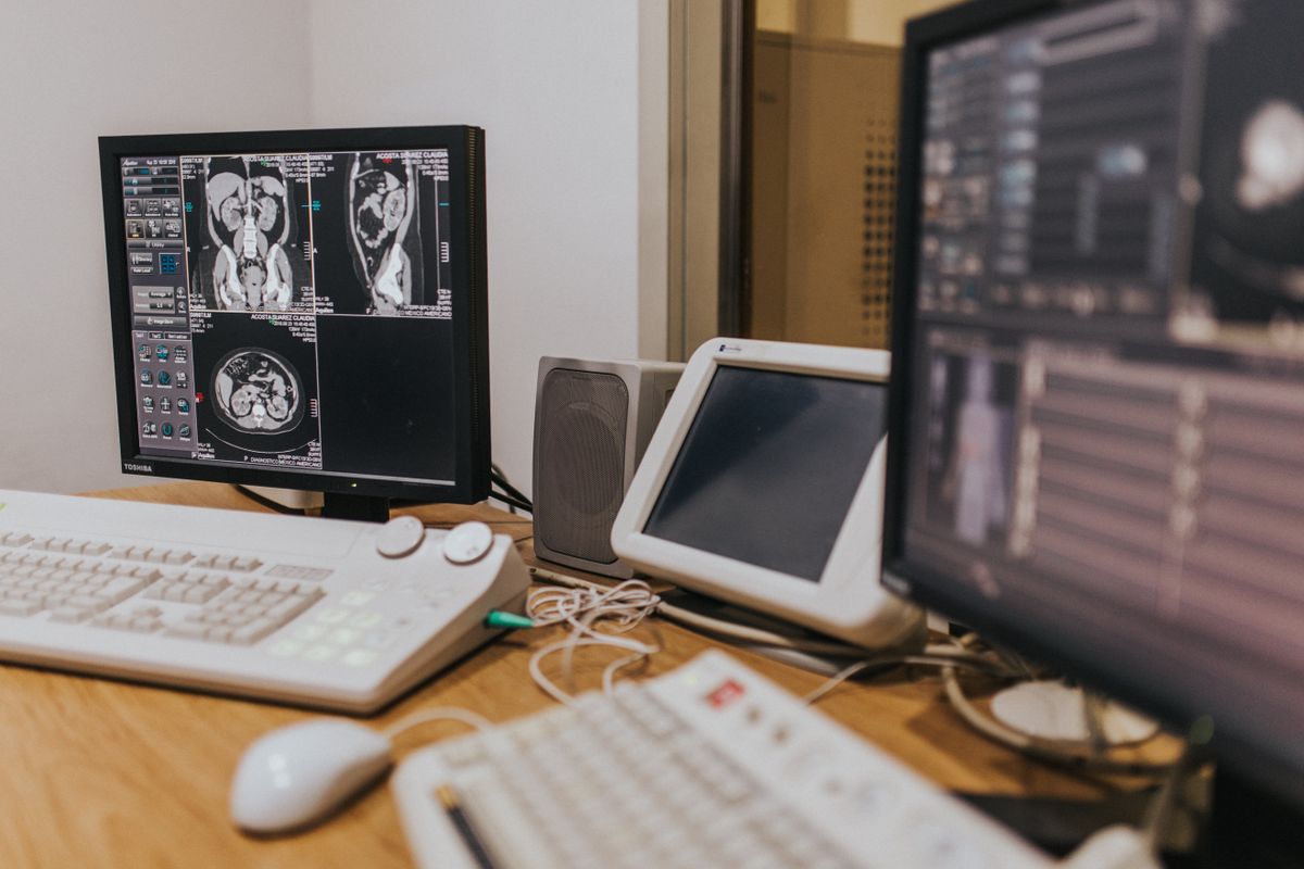Estação de imagens médicas com exames exibidos em telas