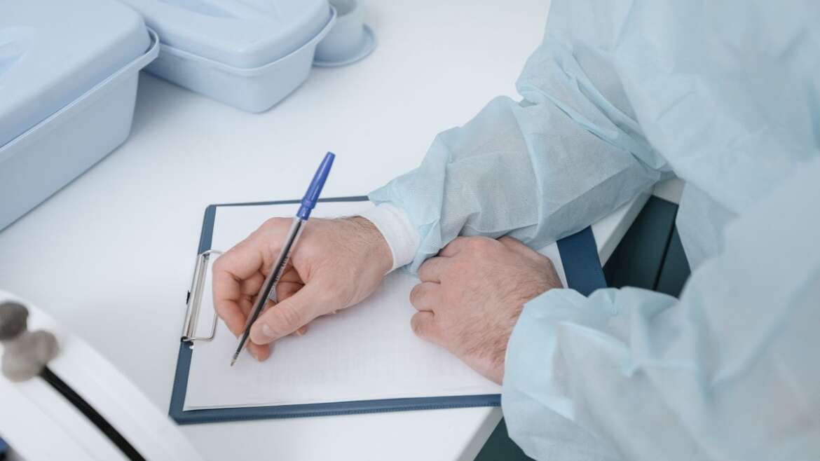 Profissional revisa documentos sobre cobertura do plano de saúde