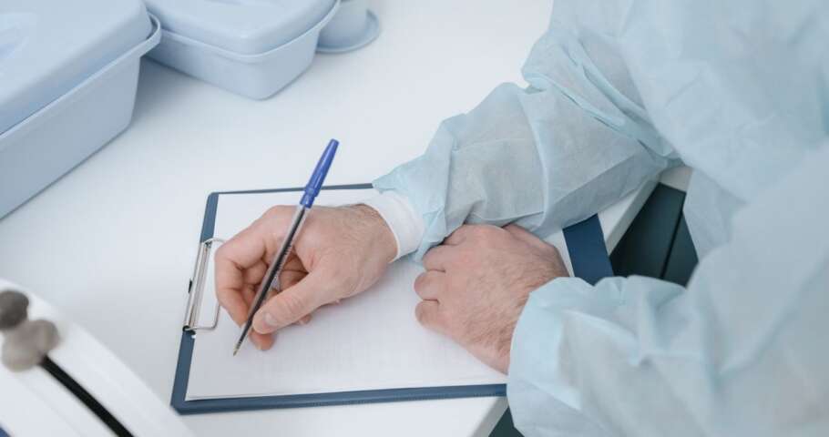 Profissional revisa documentos sobre cobertura do plano de saúde