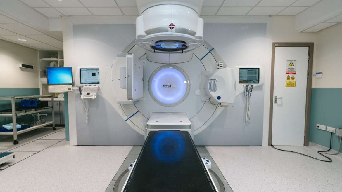 Equipamento moderno de radioterapia em ambiente hospitalar