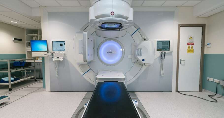Equipamento moderno de radioterapia em ambiente hospitalar