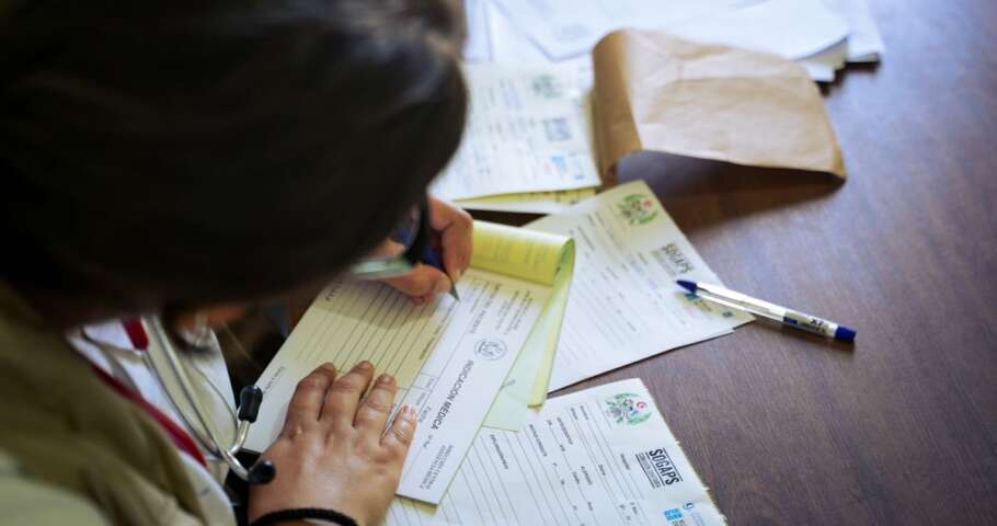 Profissional de saúde preenche formulários médicos
