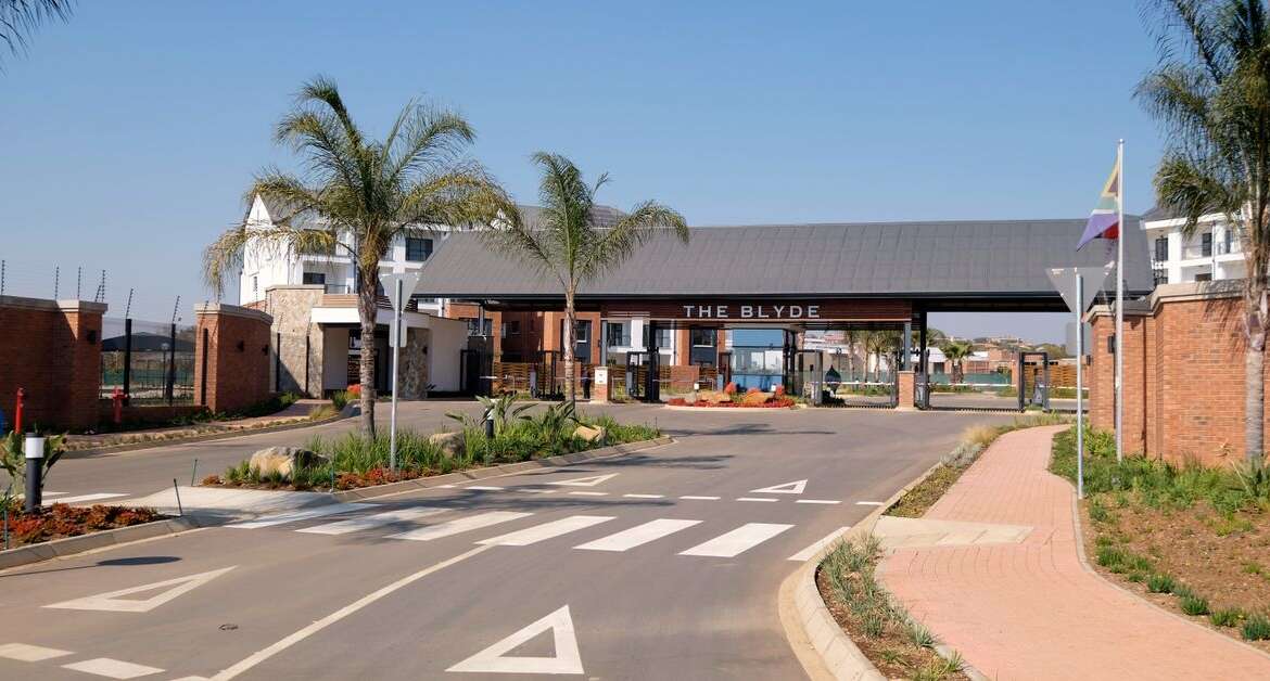 Condomínio residencial fechado e contribuição de associação de moradores
