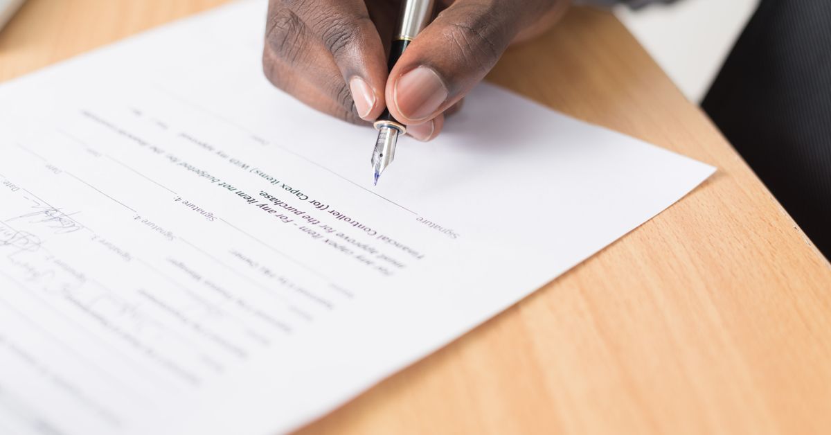 Documento e caneta representando formal de partilha e ITCMD em inventário