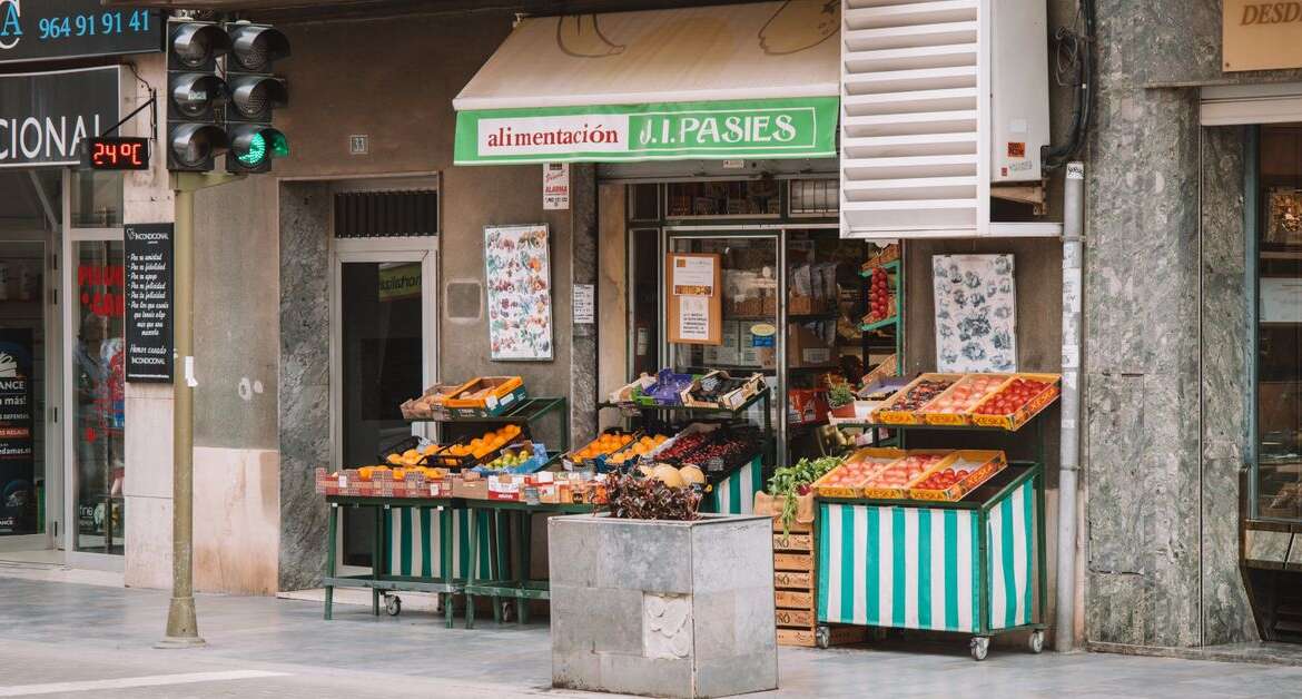 Comércio de rua consolidado representando fundo de comércio e clientela