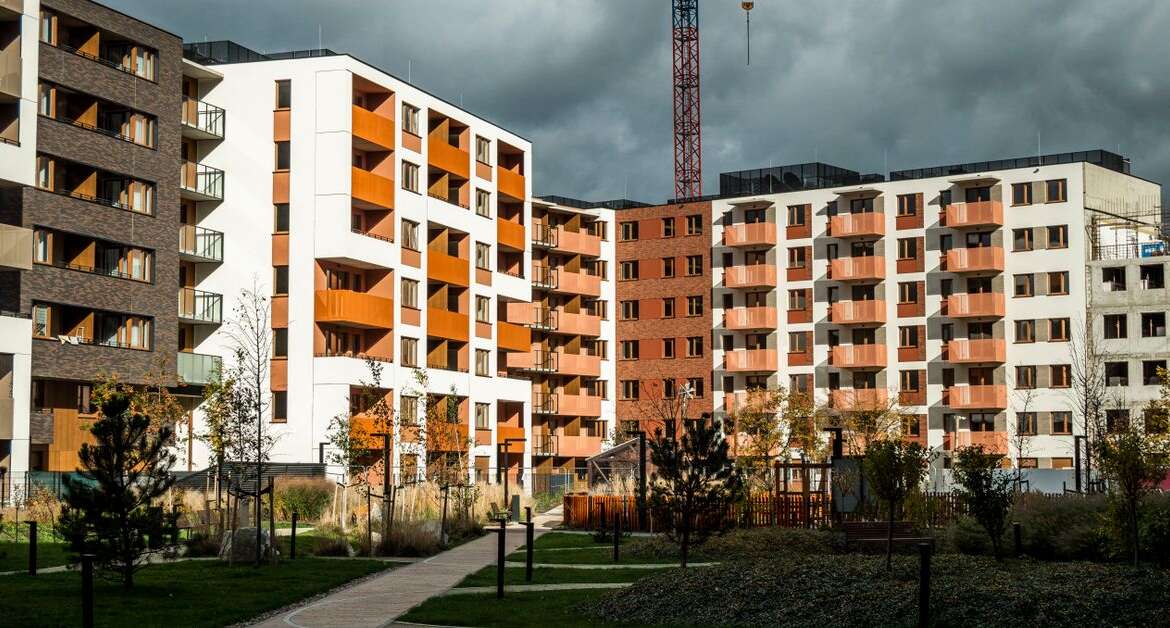 Prédio residencial em construção com guindaste representando hipoteca da construtora