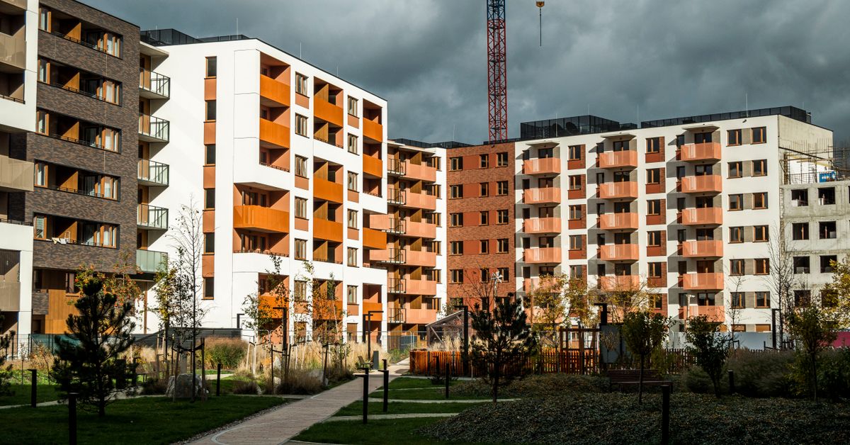 Prédio residencial em construção com guindaste representando hipoteca da construtora