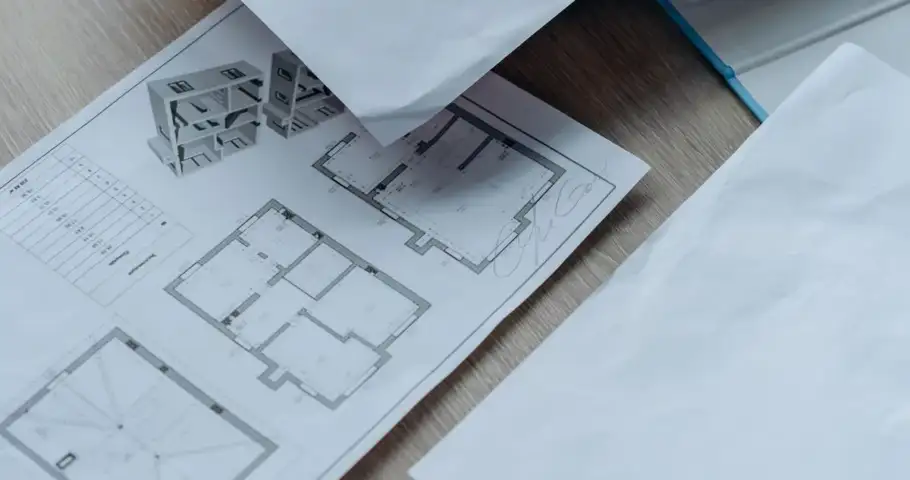 Documentos e planta de imóvel sobre mesa de escritório, representando inventário de alta complexidade em São Paulo.