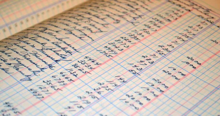 Livro de registros financeiros com lançamentos manuscritos, representando a análise das movimentações da conta antes da morte.