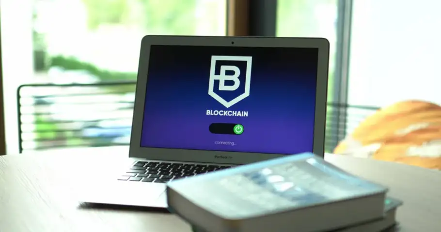 Notebook exibindo a palavra blockchain, representando ativos digitais e criptoativos