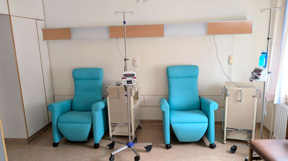 Sala de infusão para tratamento oncológico em ambiente hospitalar