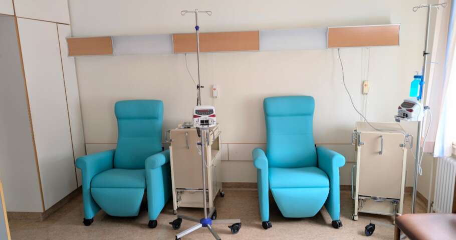 Sala de infusão para tratamento oncológico em ambiente hospitalar